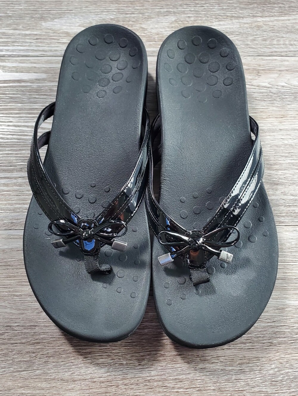 EUC Vionic Bella Black Patent Bow Flip Flop Sandals